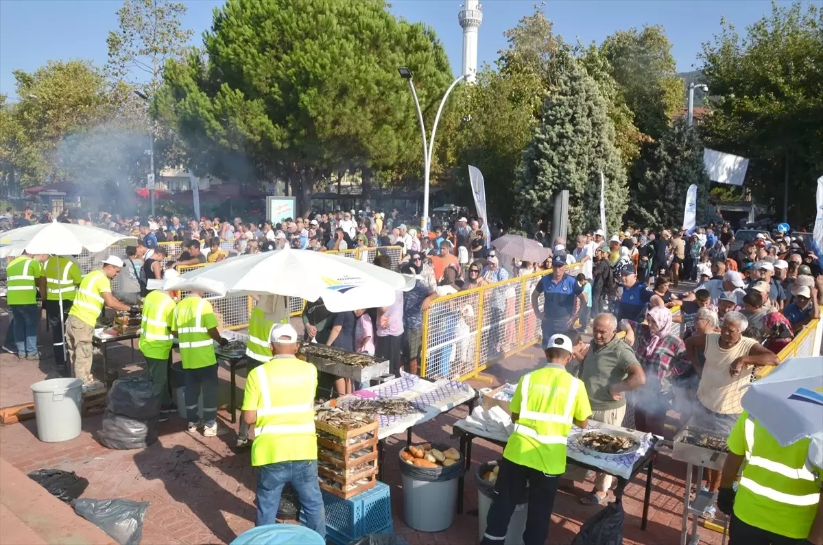 Karamürsel’de düzenlenen Balık Festivali’nde 9 bin balık ekmek dağıtıldı