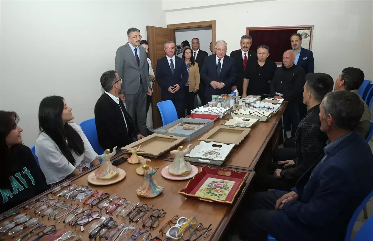 Bakan Güler Hakkari’de Gençlerle Bir Araya Geldi