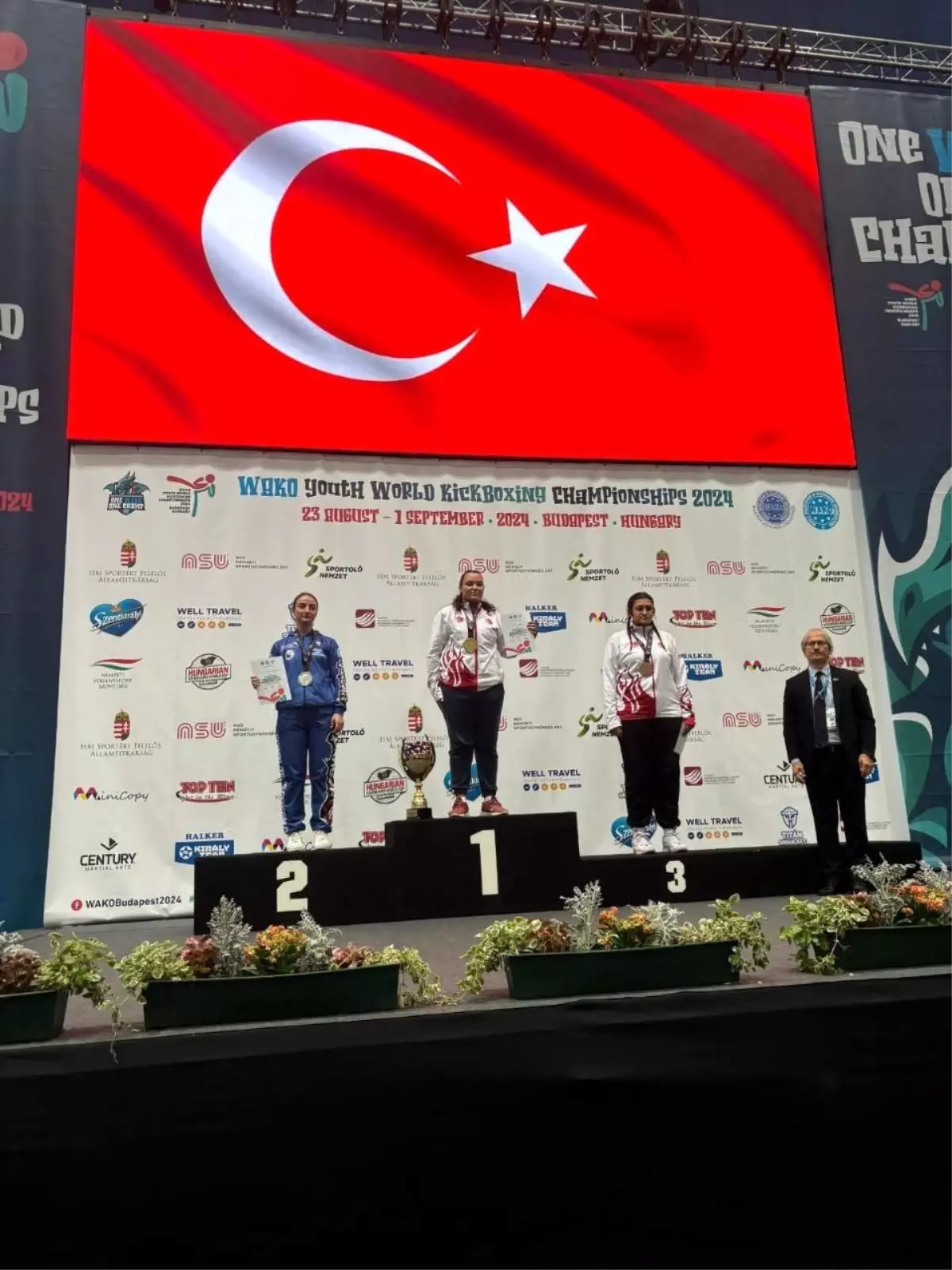 Çayırova Belediyesi Eğitim Spor Kulübü Sporcusu Sinem Erdoğan Dünya Gençler Kick Boks Şampiyonasında Bronz Madalya Kazandı