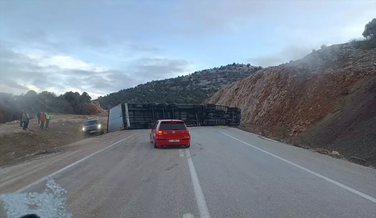 Beyşehir’de Tır Devrildi, Sürücü Yaralandı