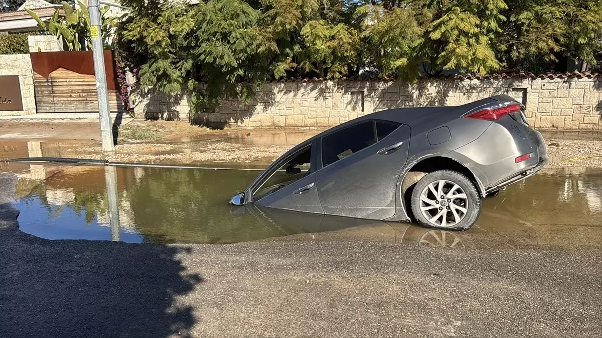 Bodrum’da su hattı patladı, otomobil çukura düştü